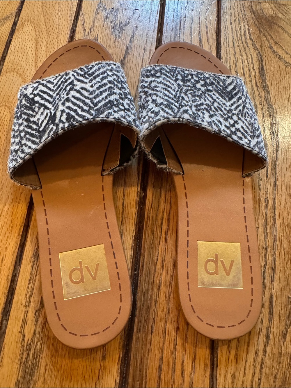 DV by Dolce Vita Black and White Patterned Sandals - Picture 3 of 3